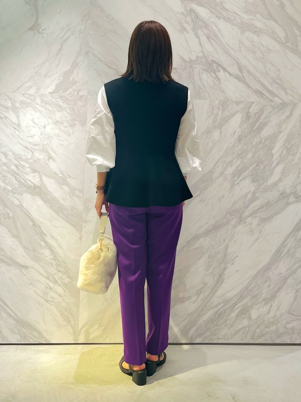 ホワイト系のシャツ/ブラウス、ブラック系のベスト、パープル系のスラックスを着用したレディースの秋コーディネートの4枚目の写真