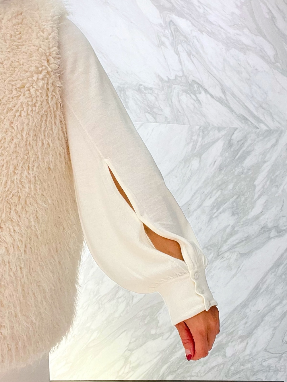 ベージュ系のバッグ、ホワイト系のその他アウター、ホワイト系のニット/セーターを着用したレディースの秋コーディネートの4枚目の写真