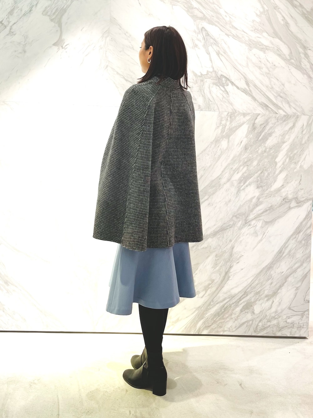 ブラック系のその他アウター、ブルー系のワンピースを着用したレディースの秋コーディネートの2枚目の写真