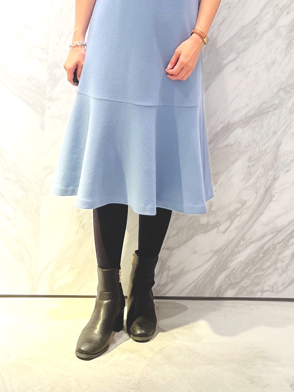 ブラック系のその他アウター、ブルー系のワンピースを着用したレディースの秋コーディネートの5枚目の写真