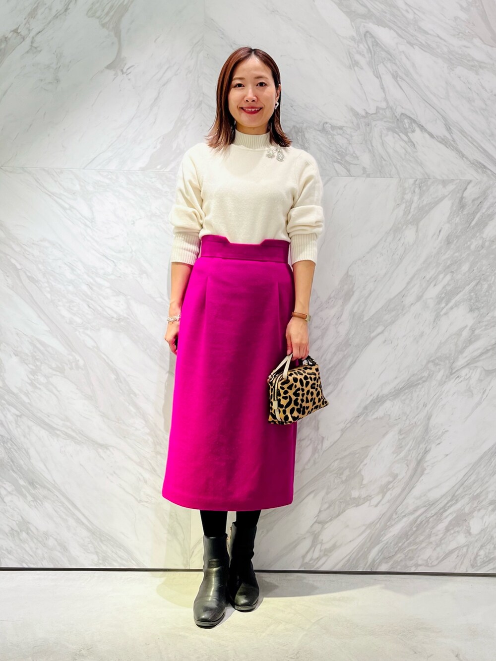 グレー系のその他アウター、ピンク系のスカートを着用したレディースの冬コーディネートの5枚目の写真