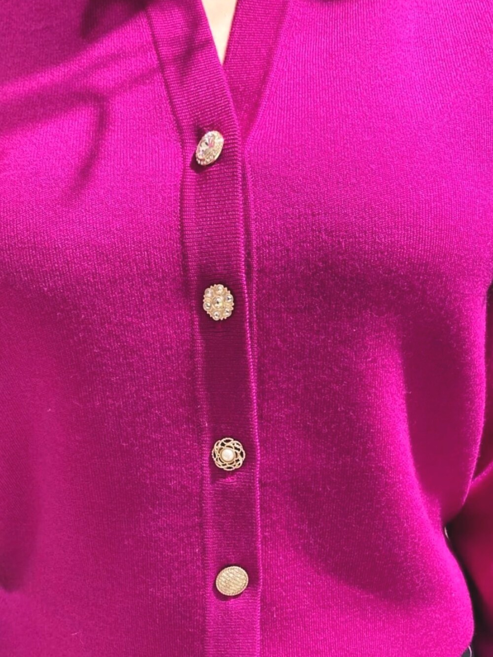 パープル系のカーディガン/ボレロ、グレー系のスカート、ベージュ系のハンドバッグを着用したレディースの秋コーディネートの5枚目の写真