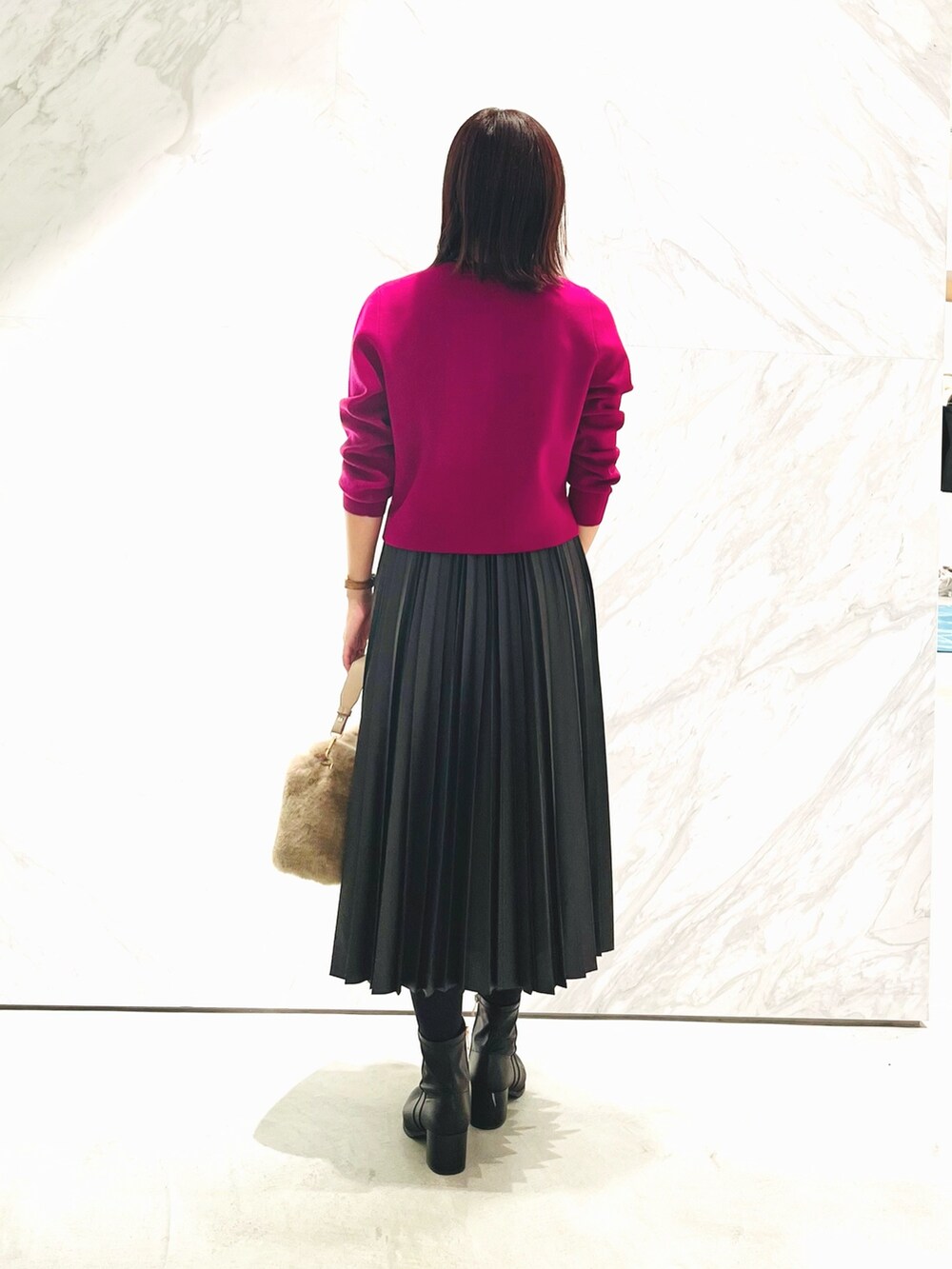 パープル系のカーディガン/ボレロ、グレー系のスカート、ベージュ系のハンドバッグを着用したレディースの秋コーディネートの4枚目の写真