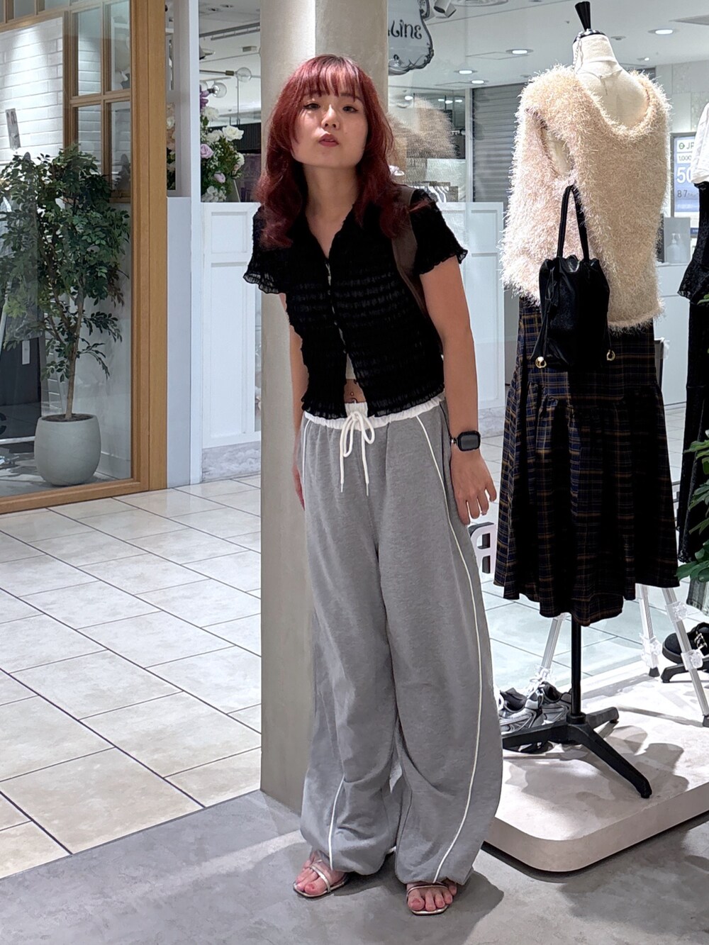 ブラック系のシャツ/ブラウス、ブラウン系のハンドバッグ、ホワイト系のキャミソールを着用したレディースの秋コーディネートの2枚目の写真