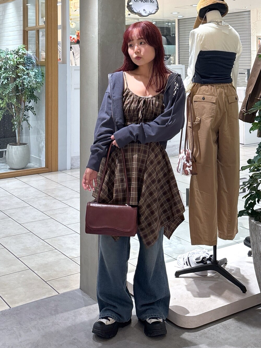 ブラウン系のワンピース、ブラック系のパーカー、ホワイト系のキャミソールを着用したレディースの秋コーディネートの4枚目の写真