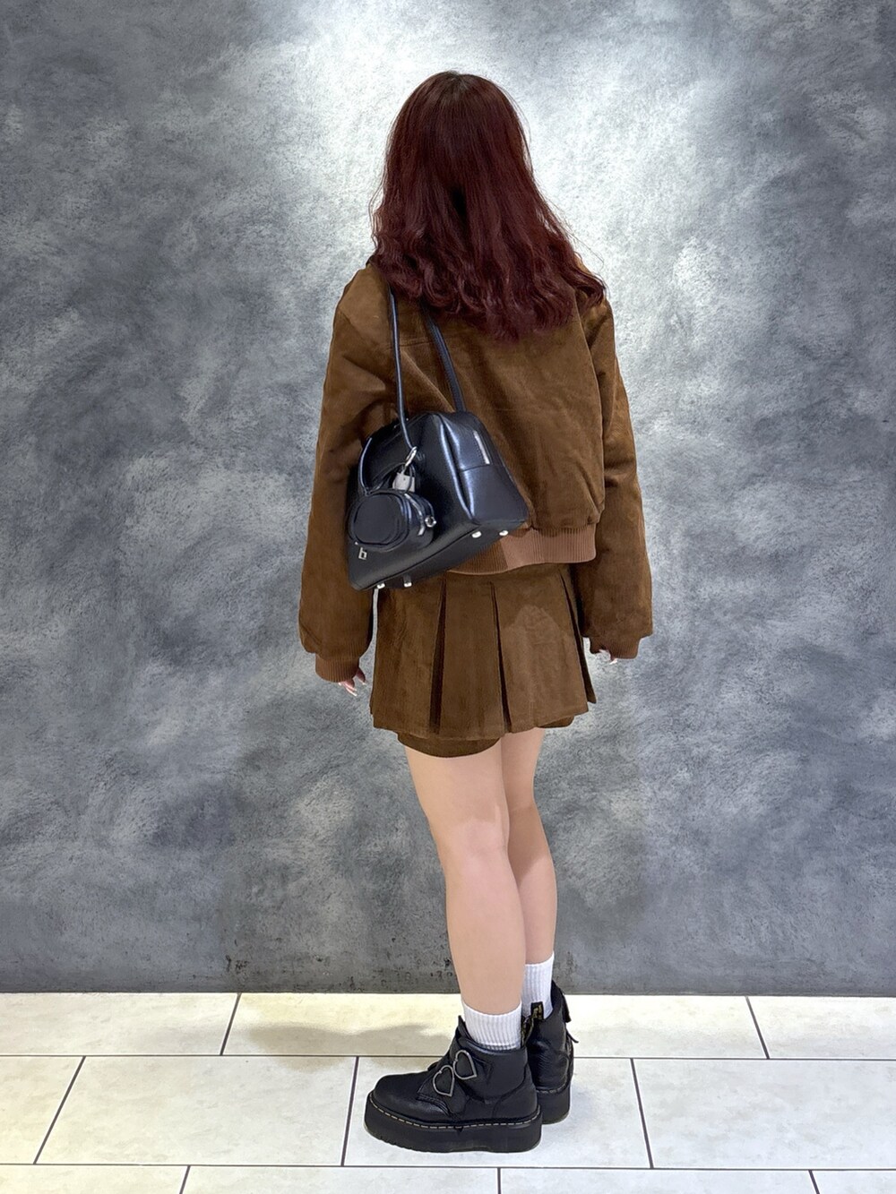 ブラウン系のその他パンツ、ブラウン系のブルゾン、ブラック系のトートバッグを着用したレディースの秋コーディネートの6枚目の写真