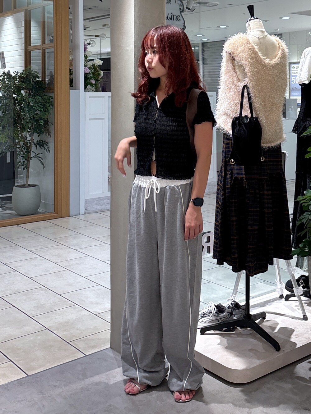 ブラック系のシャツ/ブラウス、ブラウン系のハンドバッグ、ホワイト系のキャミソールを着用したレディースの秋コーディネートの4枚目の写真