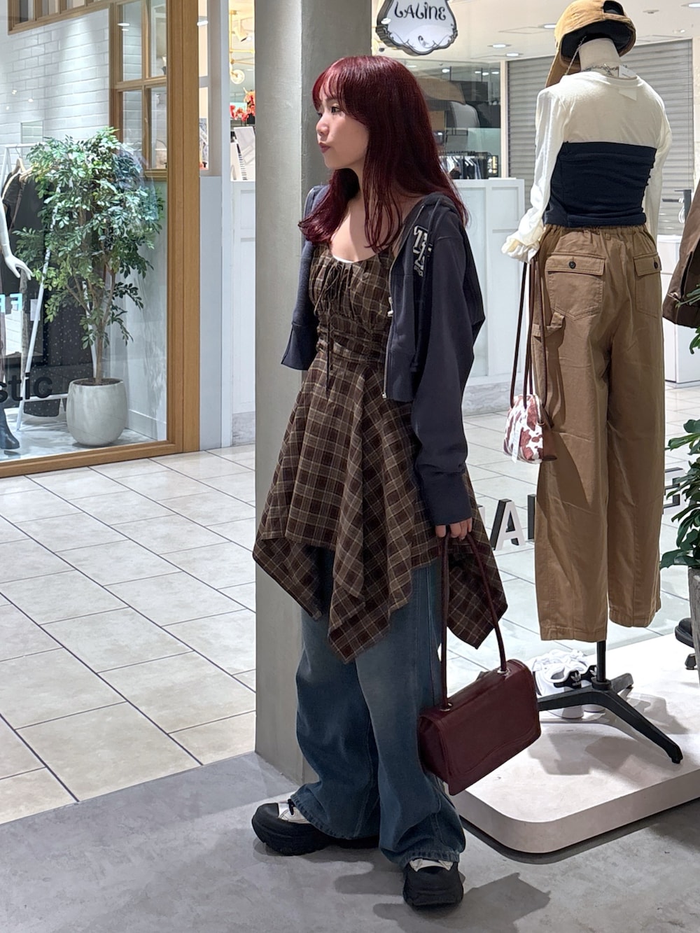 ブラウン系のワンピース、ブラック系のパーカー、ホワイト系のキャミソールを着用したレディースの秋コーディネートの5枚目の写真