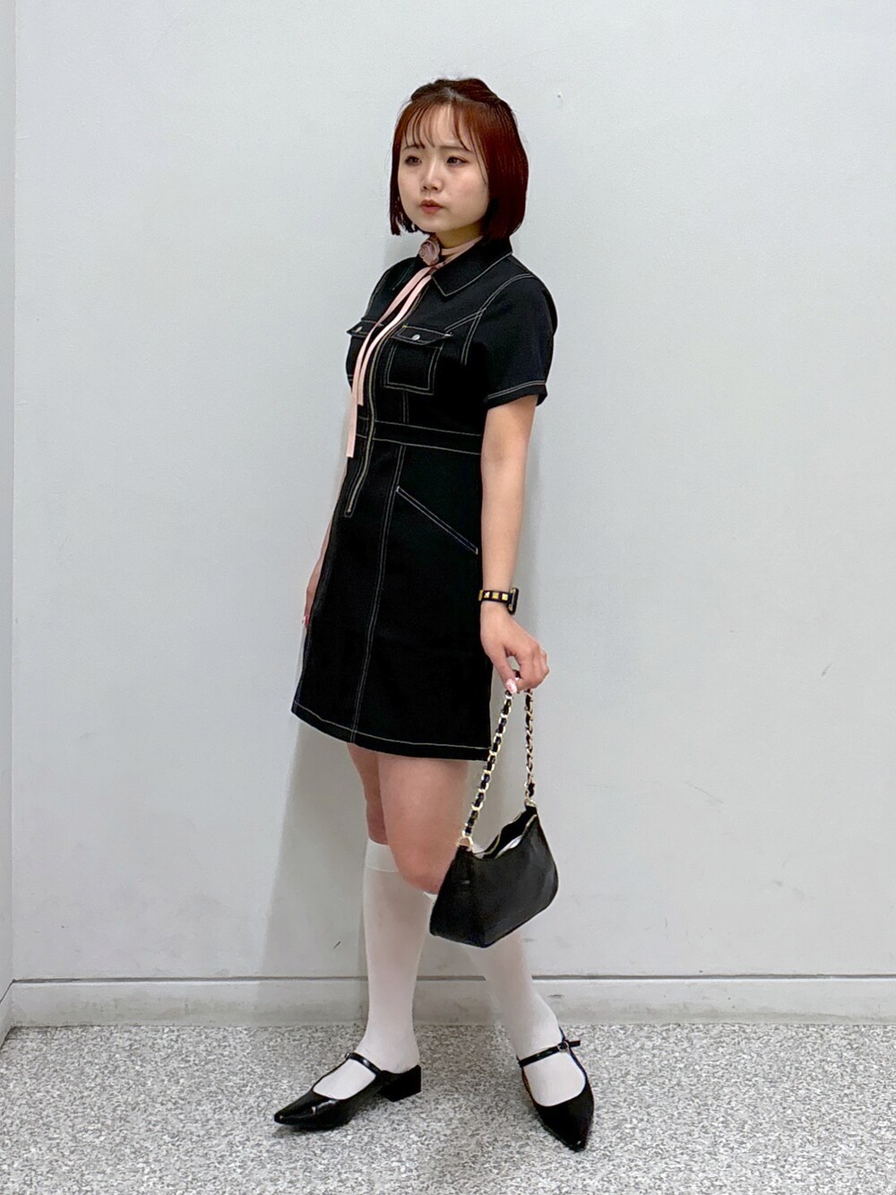 ブラック系のワンピース、ブラック系のパンプス、ブラック系のトートバッグを着用したレディースの夏コーディネートの2枚目の写真