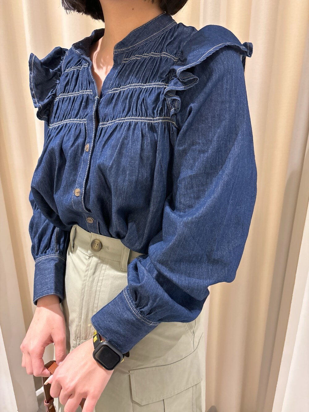 ブルー系のシャツ/ブラウス、グリーン系のスカート、ブラック系のパンプスを着用したレディースの春コーディネートの5枚目の写真