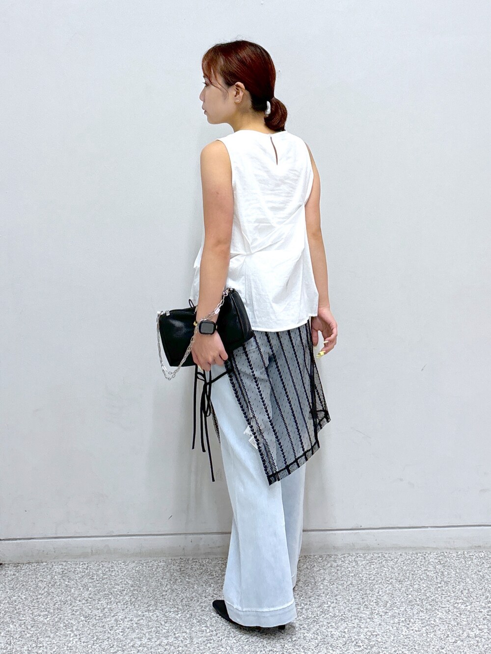 ホワイト系のシャツ/ブラウス、ブラック系のスカート、ブルー系のデニムパンツを着用したレディースの夏コーディネートの3枚目の写真