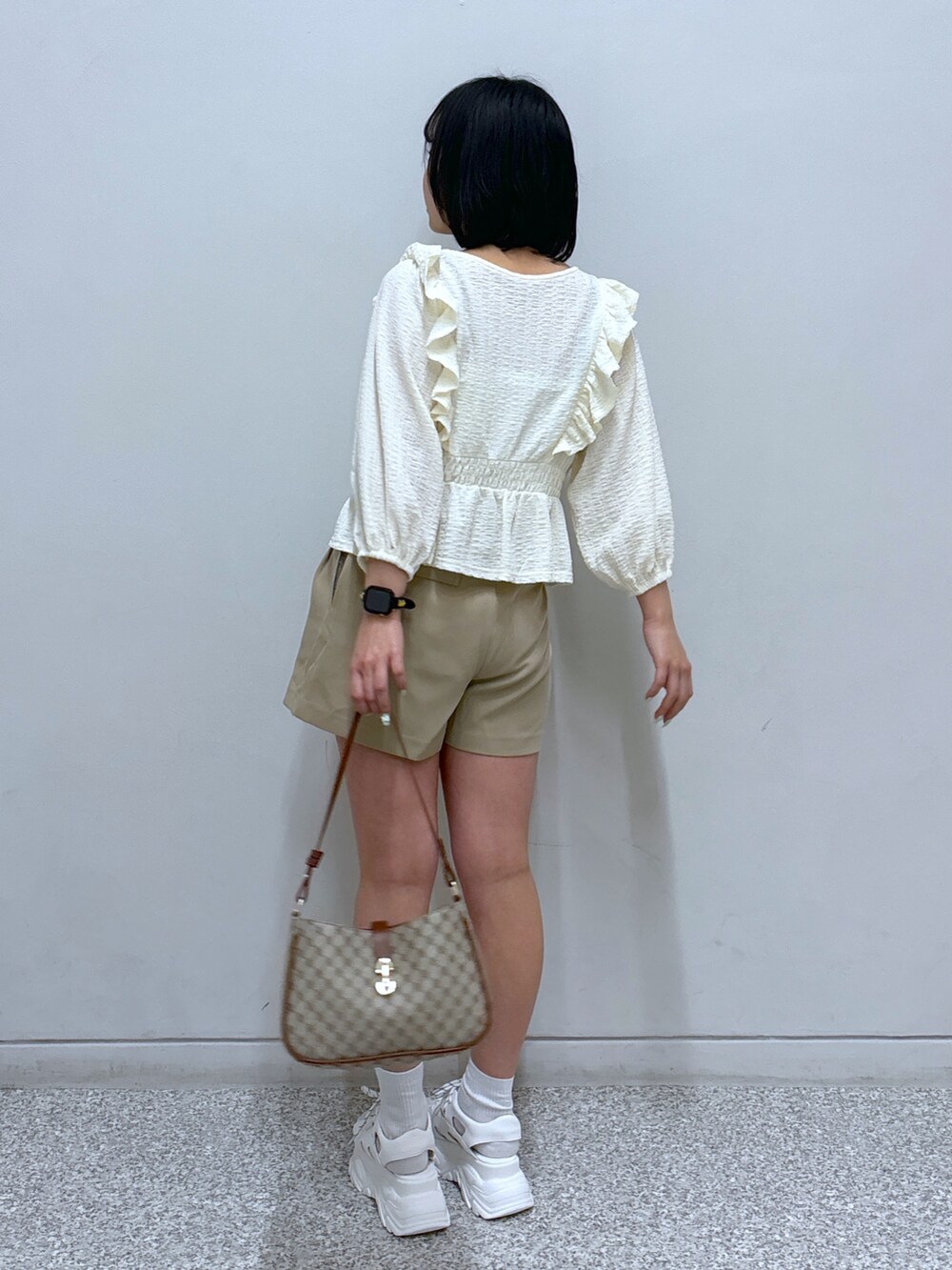 ベージュ系のショルダーバッグ、ホワイト系のサンダル、ベージュ系のその他パンツを着用したレディースの春コーディネートの3枚目の写真