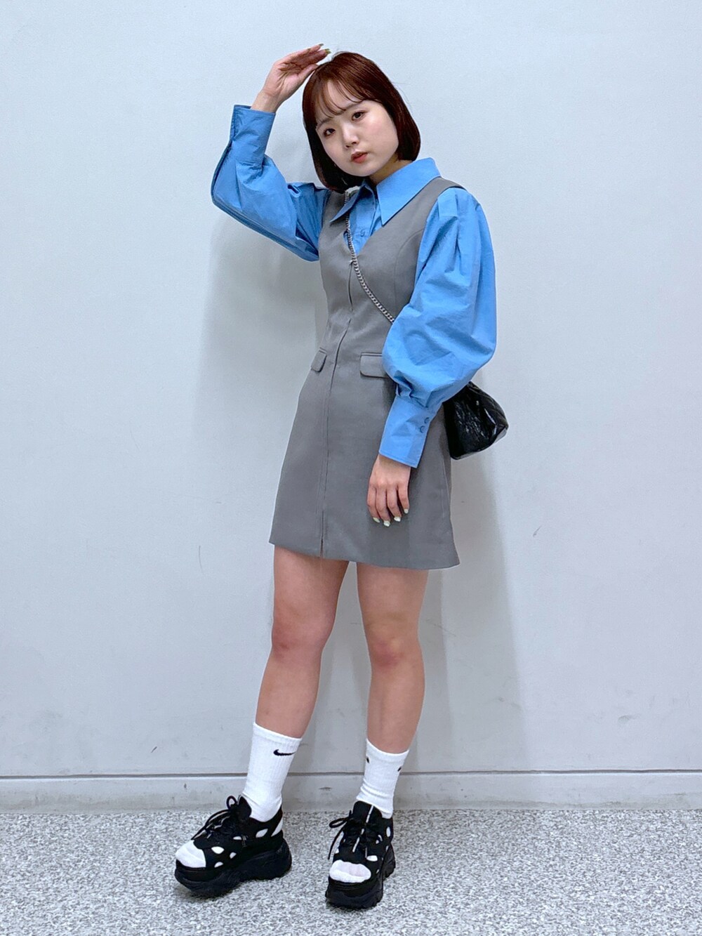 ブラック系のサンダル、グレー系のワンピース、ブルー系のシャツ/ブラウスを着用したレディースの春コーディネートの2枚目の写真