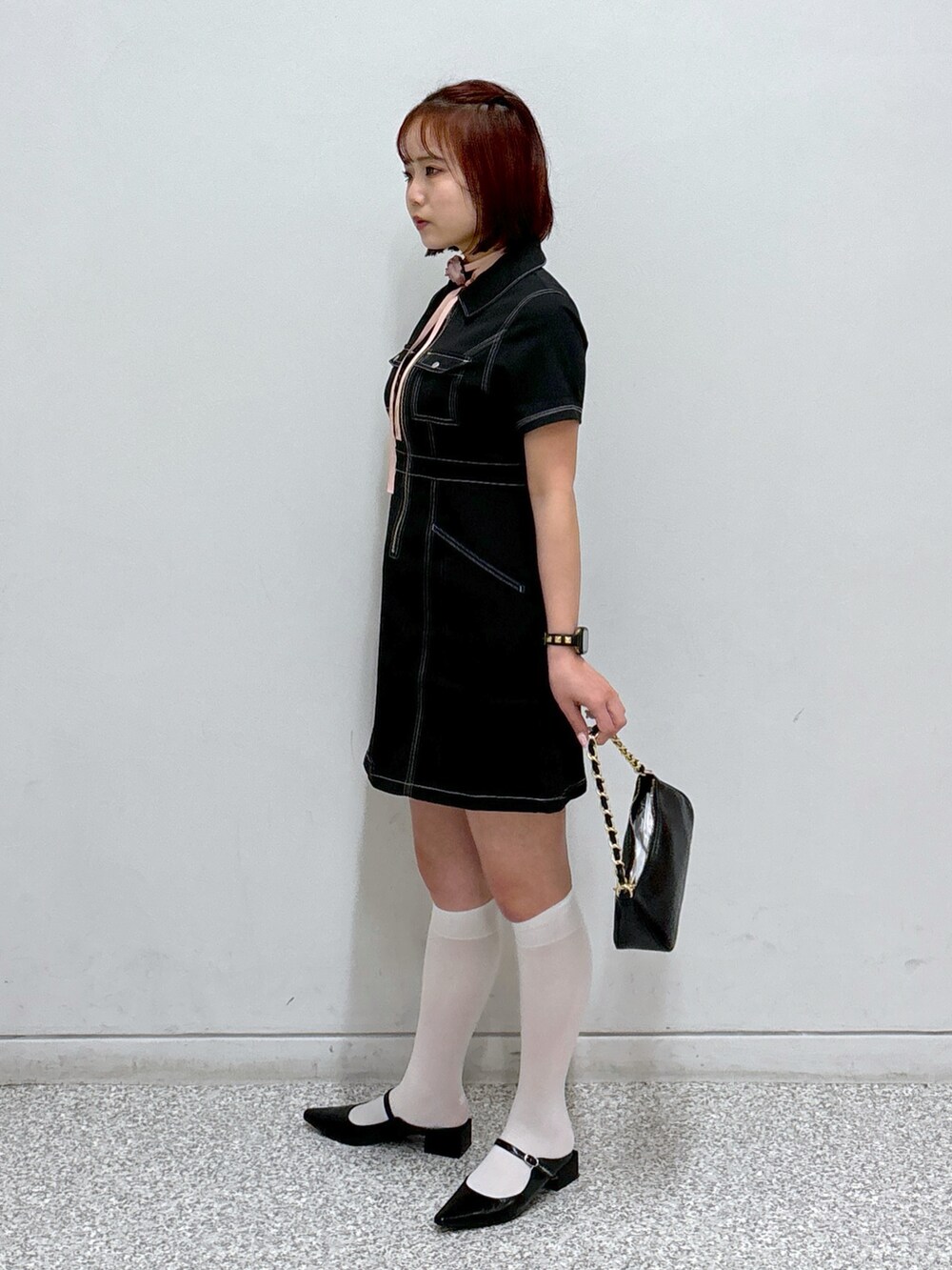 ブラック系のワンピース、ブラック系のパンプス、ブラック系のトートバッグを着用したレディースの夏コーディネートの3枚目の写真