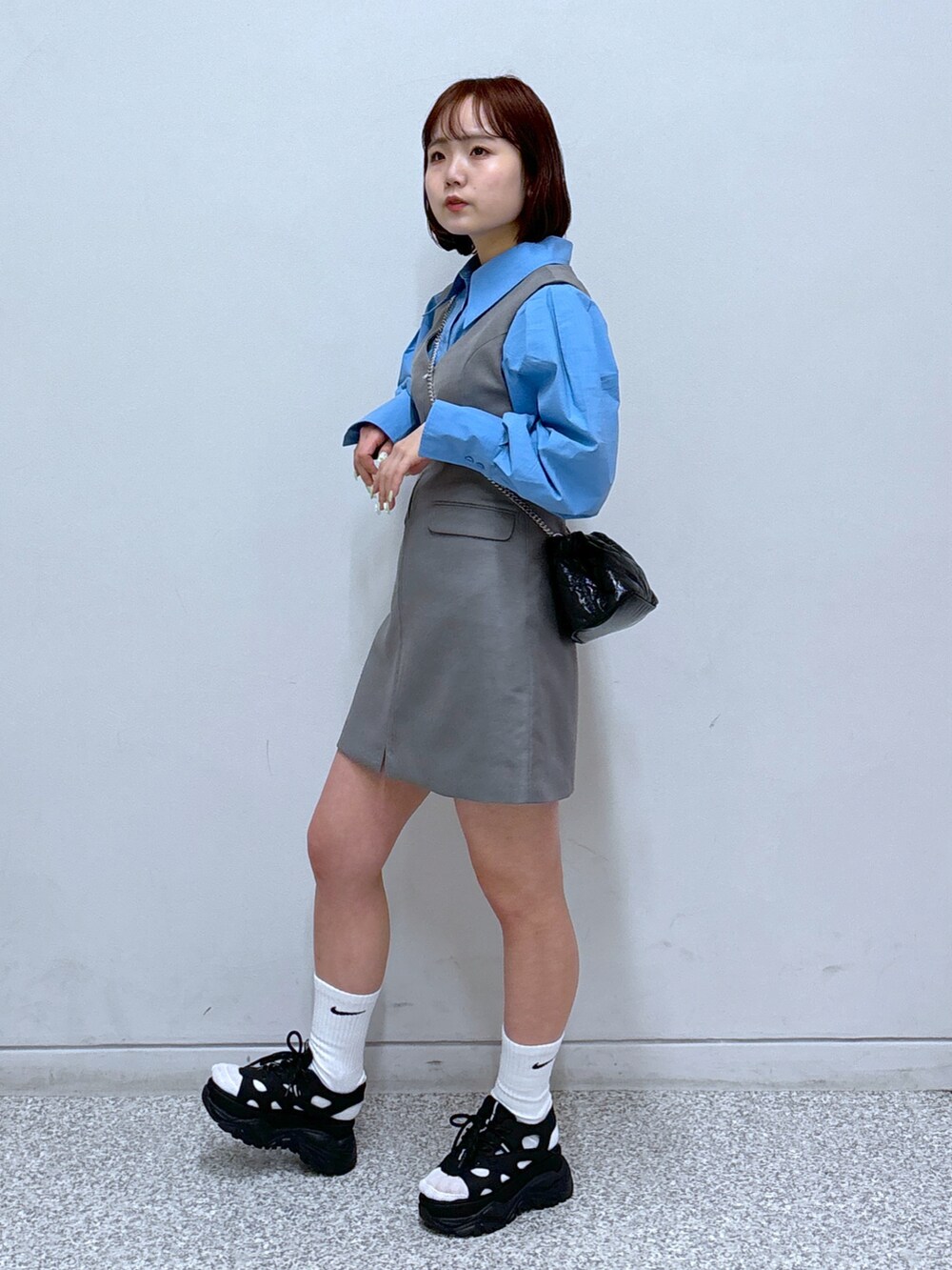 ブラック系のサンダル、グレー系のワンピース、ブルー系のシャツ/ブラウスを着用したレディースの春コーディネートの3枚目の写真