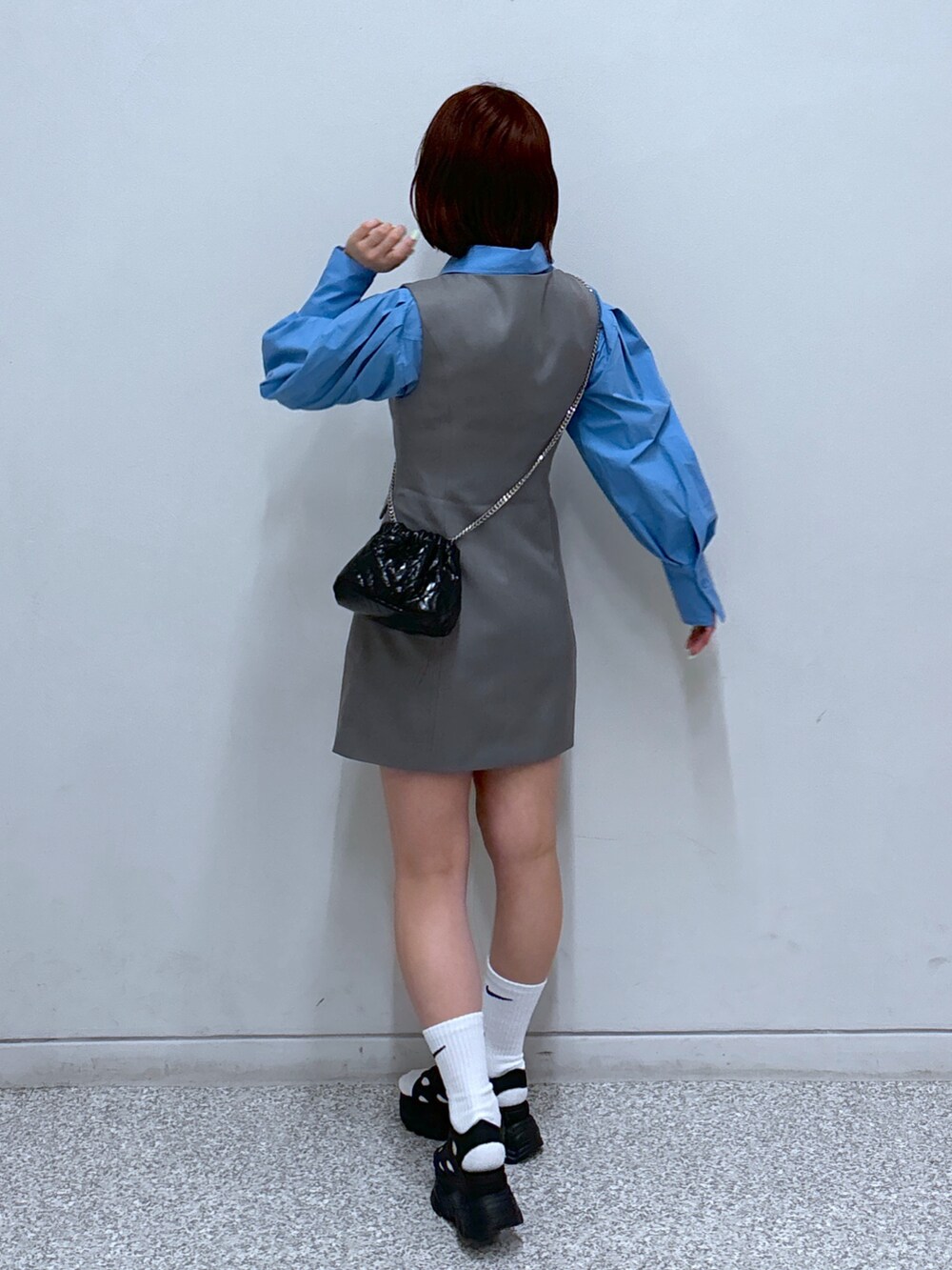 ブラック系のサンダル、グレー系のワンピース、ブルー系のシャツ/ブラウスを着用したレディースの春コーディネートの5枚目の写真