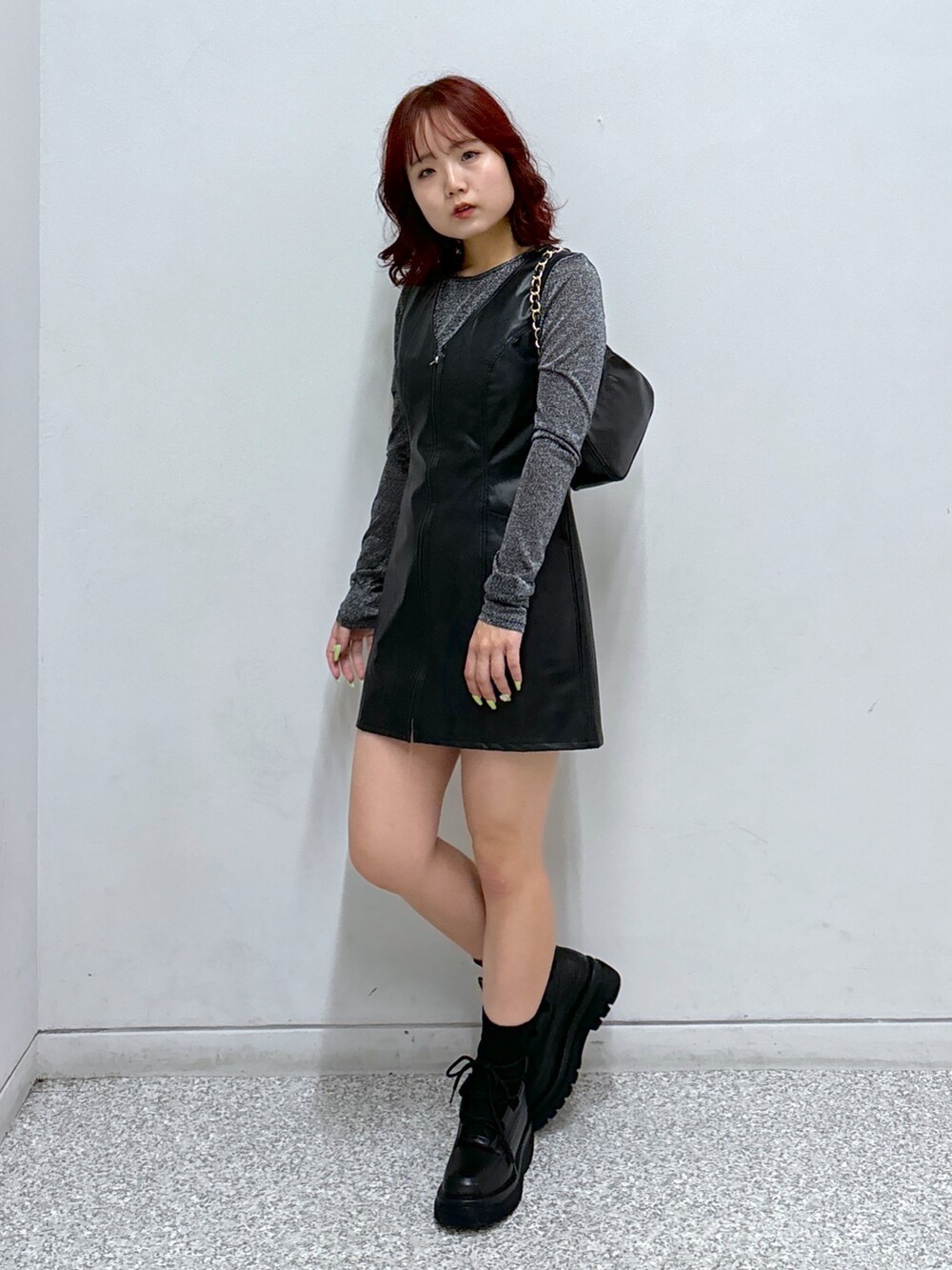 ブラック系のワンピース、ブラック系のTシャツ/カットソー、ブラック系のトートバッグを着用したレディースの秋コーディネートの2枚目の写真