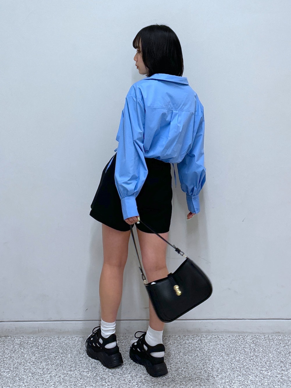 ブルー系のシャツ/ブラウス、ホワイト系のタンクトップ、ブラック系のその他パンツを着用したレディースの春コーディネートの4枚目の写真