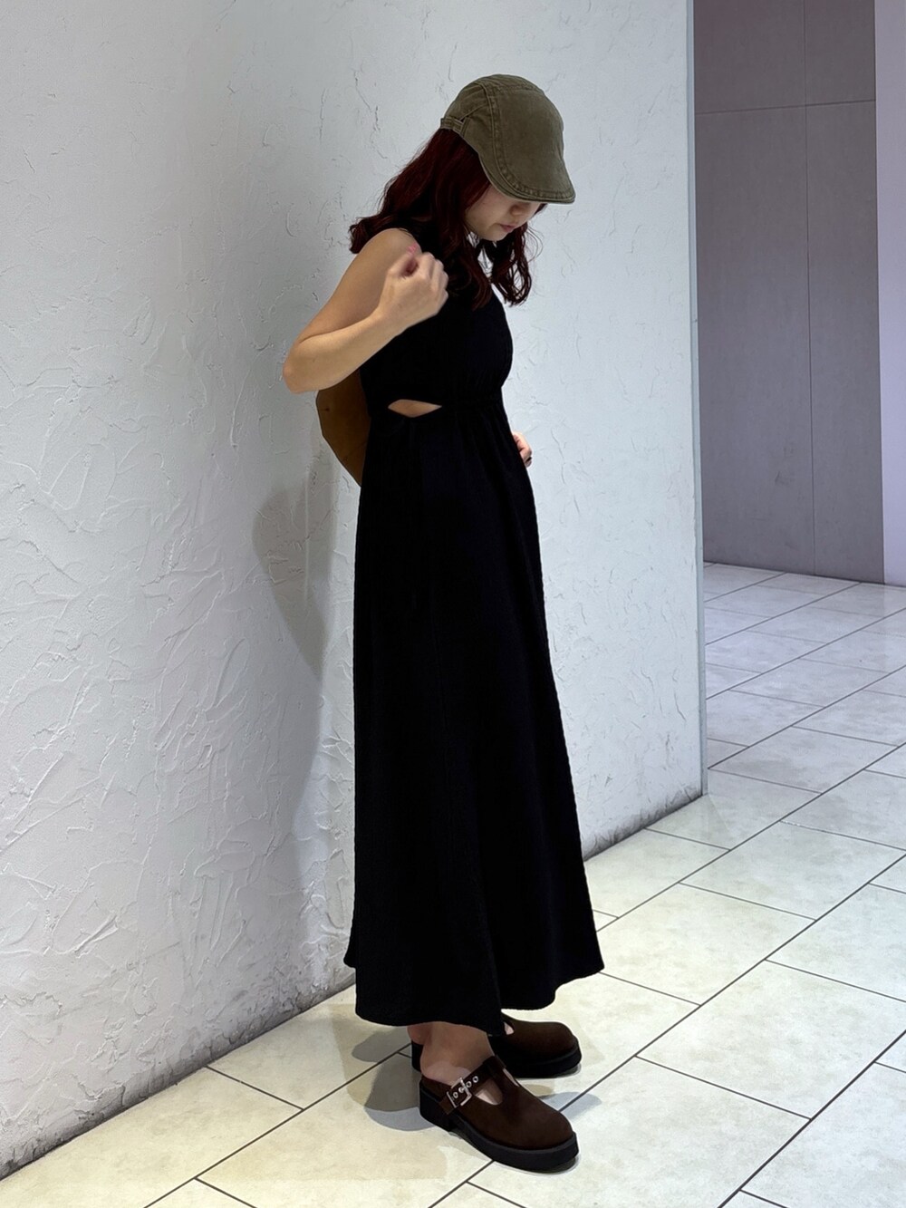 ブラック系のワンピース、ブラウン系のハンドバッグ、ホワイト系のキャミソールを着用したレディースの夏コーディネートの8枚目の写真