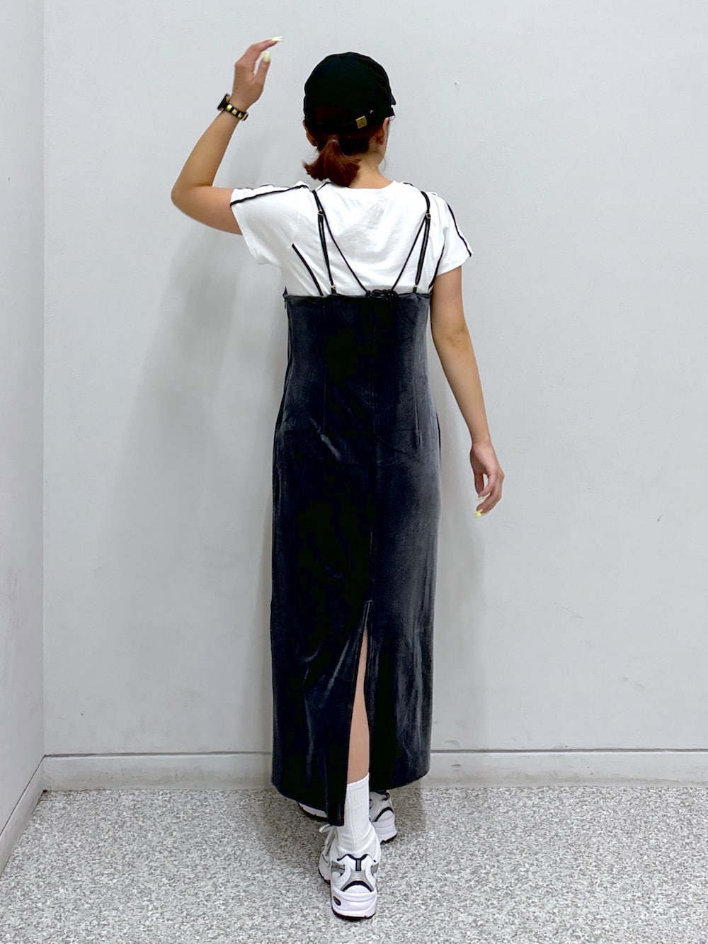 グレー系のワンピース、ホワイト系のTシャツ/カットソー、ホワイト系のスニーカーを着用したレディースの秋コーディネートの4枚目の写真