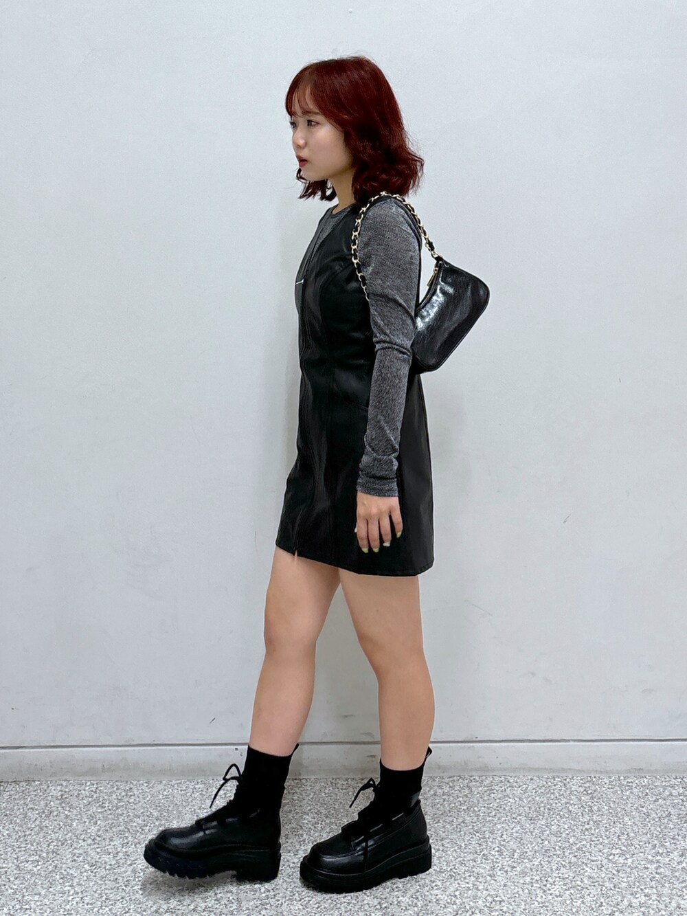 ブラック系のワンピース、ブラック系のTシャツ/カットソー、ブラック系のトートバッグを着用したレディースの秋コーディネートの3枚目の写真