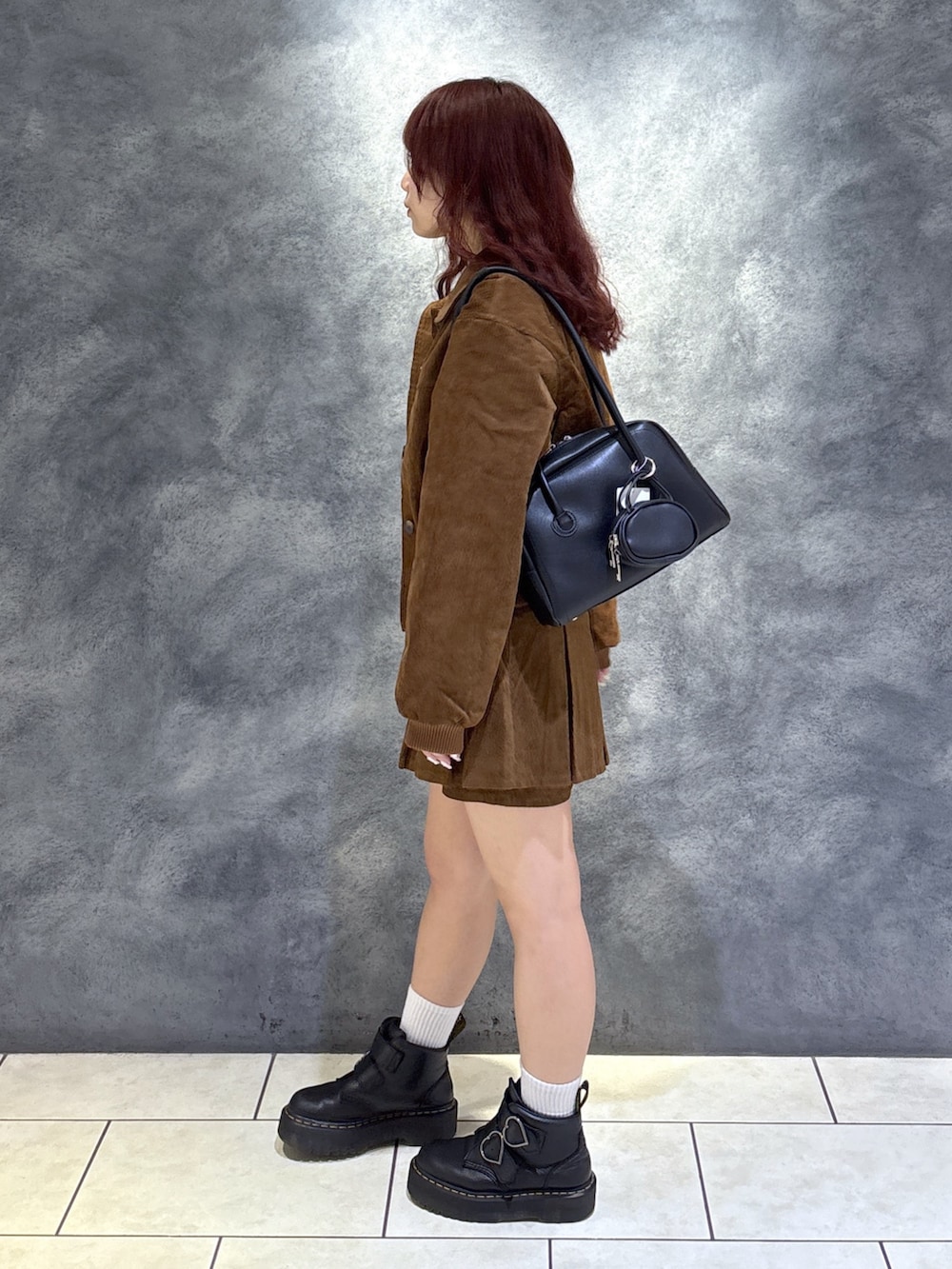 ブラウン系のその他パンツ、ブラウン系のブルゾン、ブラック系のトートバッグを着用したレディースの秋コーディネートの5枚目の写真