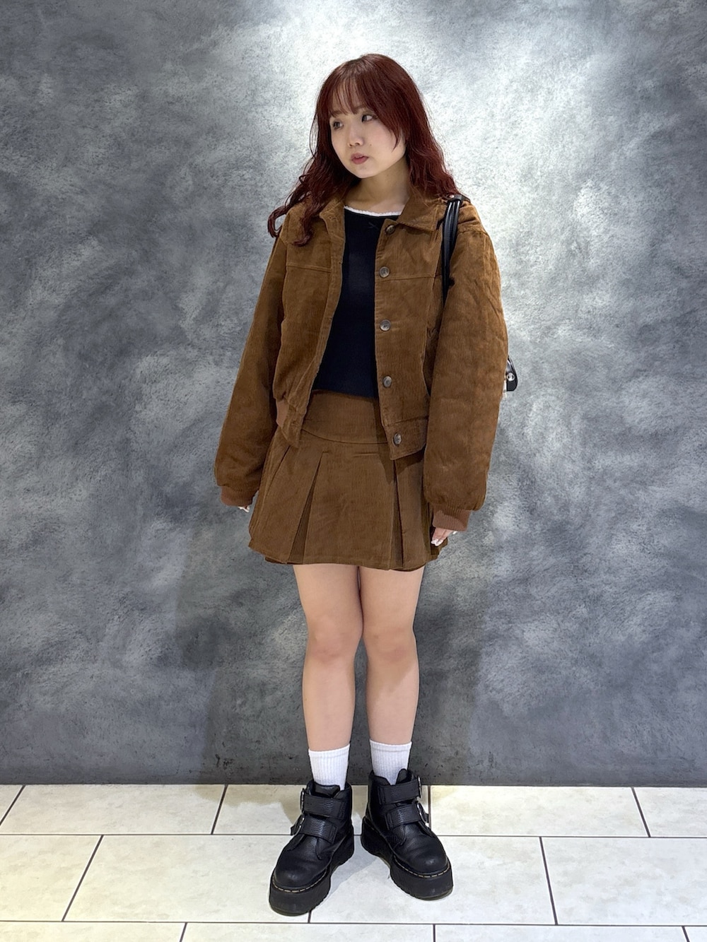 ブラウン系のその他パンツ、ブラウン系のブルゾン、ブラック系のトートバッグを着用したレディースの秋コーディネートの3枚目の写真