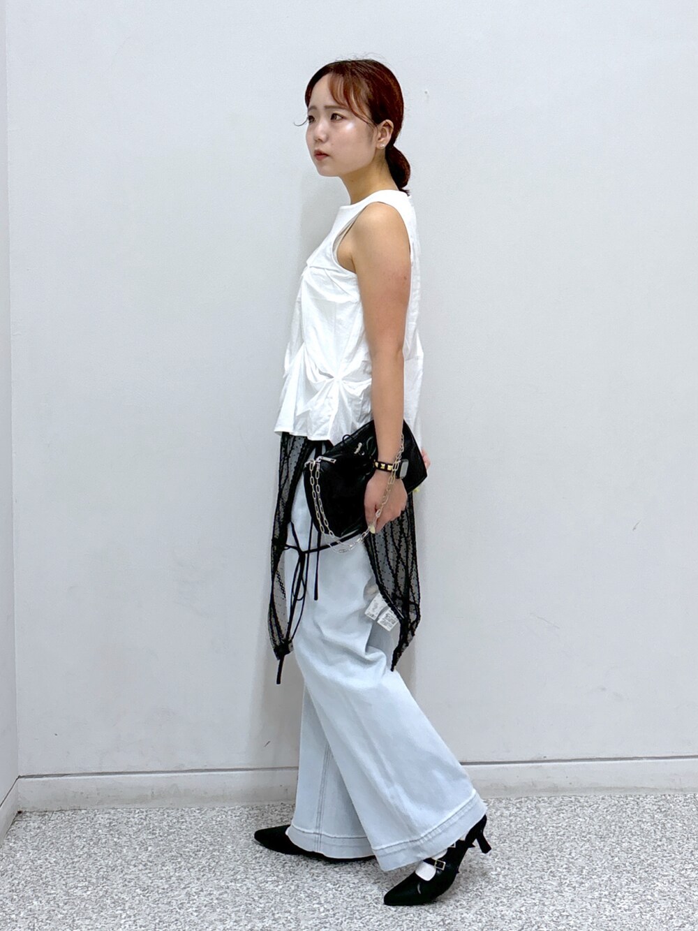 ホワイト系のシャツ/ブラウス、ブラック系のスカート、ブルー系のデニムパンツを着用したレディースの夏コーディネートの2枚目の写真