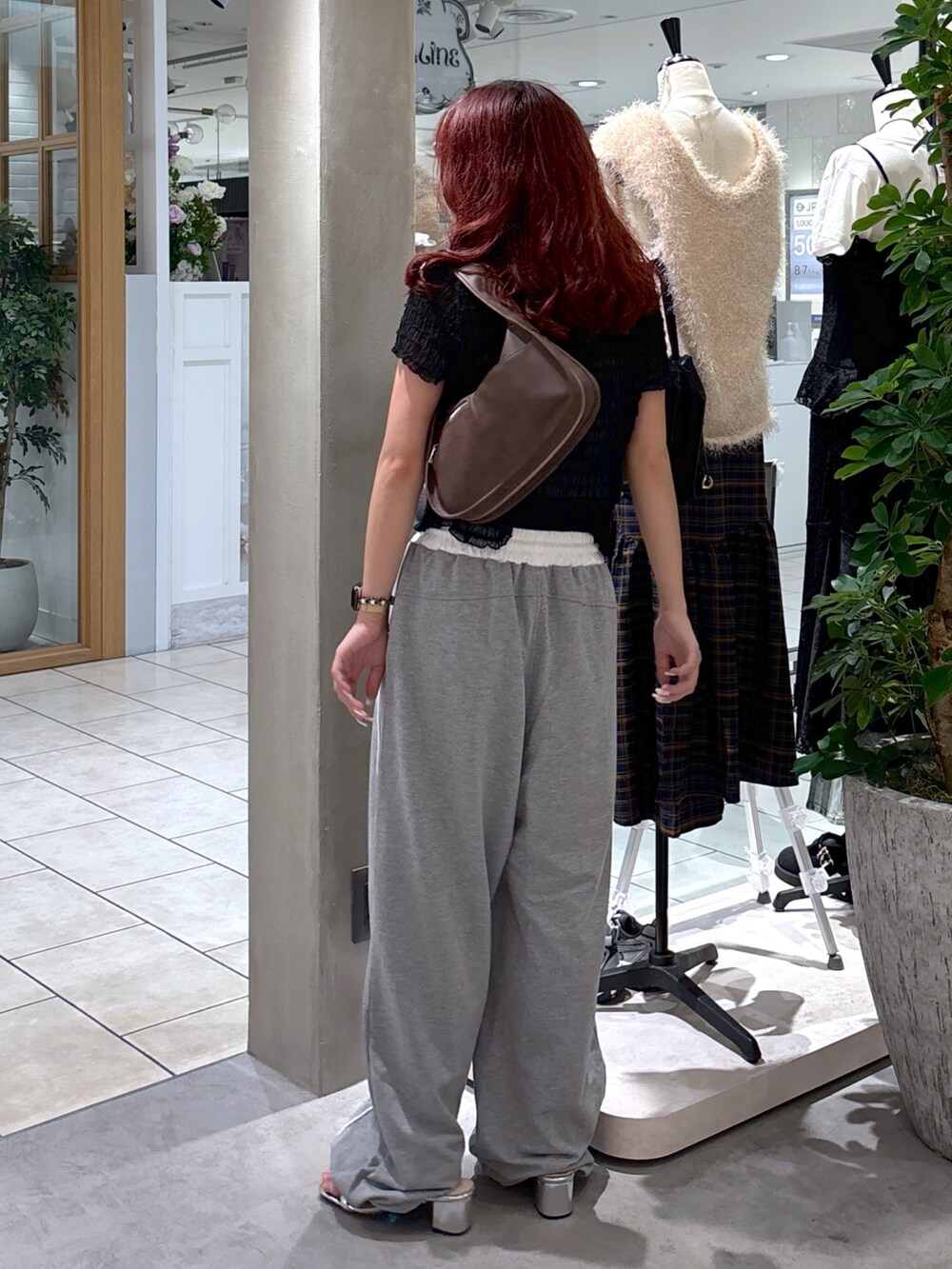 ブラック系のシャツ/ブラウス、ブラウン系のハンドバッグ、ホワイト系のキャミソールを着用したレディースの秋コーディネートの9枚目の写真