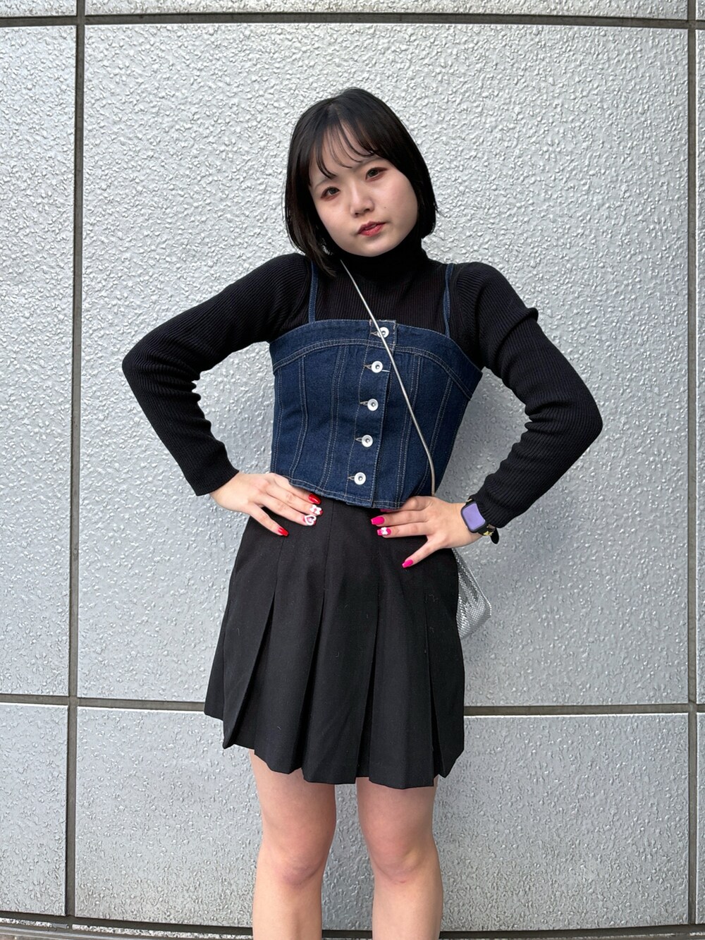 ブルー系のベスト、ブラック系のスカート、ブラック系のニット/セーターを着用したレディースの冬コーディネートの4枚目の写真