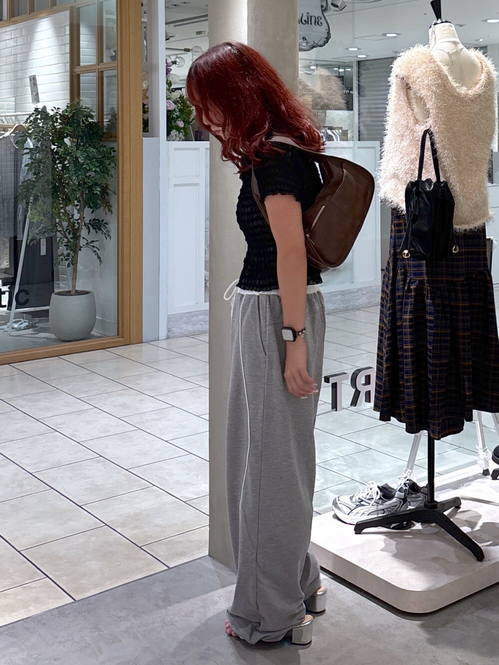 ブラック系のシャツ/ブラウス、ブラウン系のハンドバッグ、ホワイト系のキャミソールを着用したレディースの秋コーディネートの7枚目の写真