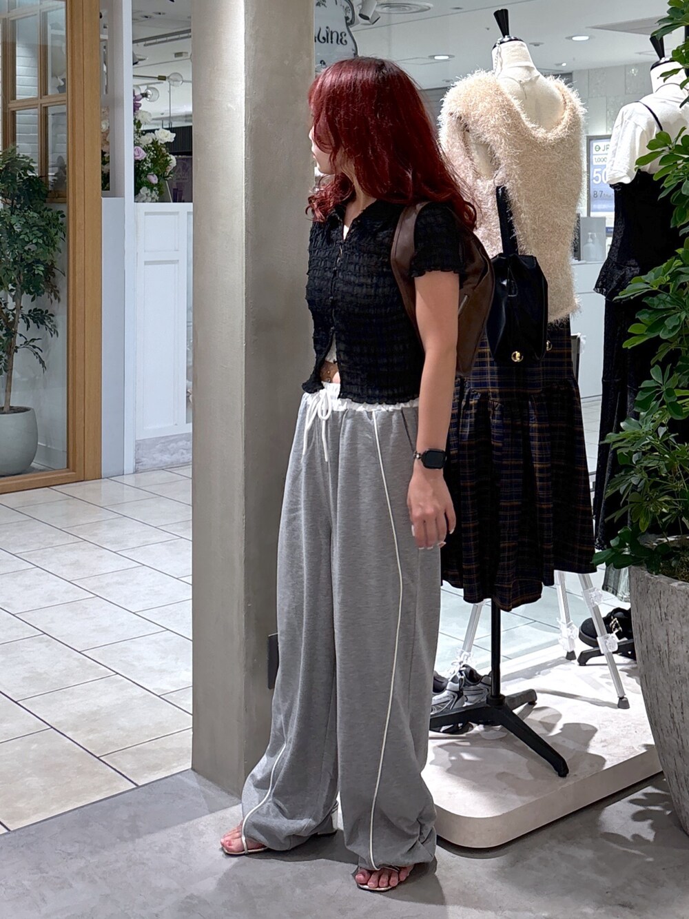 ブラック系のシャツ/ブラウス、ブラウン系のハンドバッグ、ホワイト系のキャミソールを着用したレディースの秋コーディネートの5枚目の写真