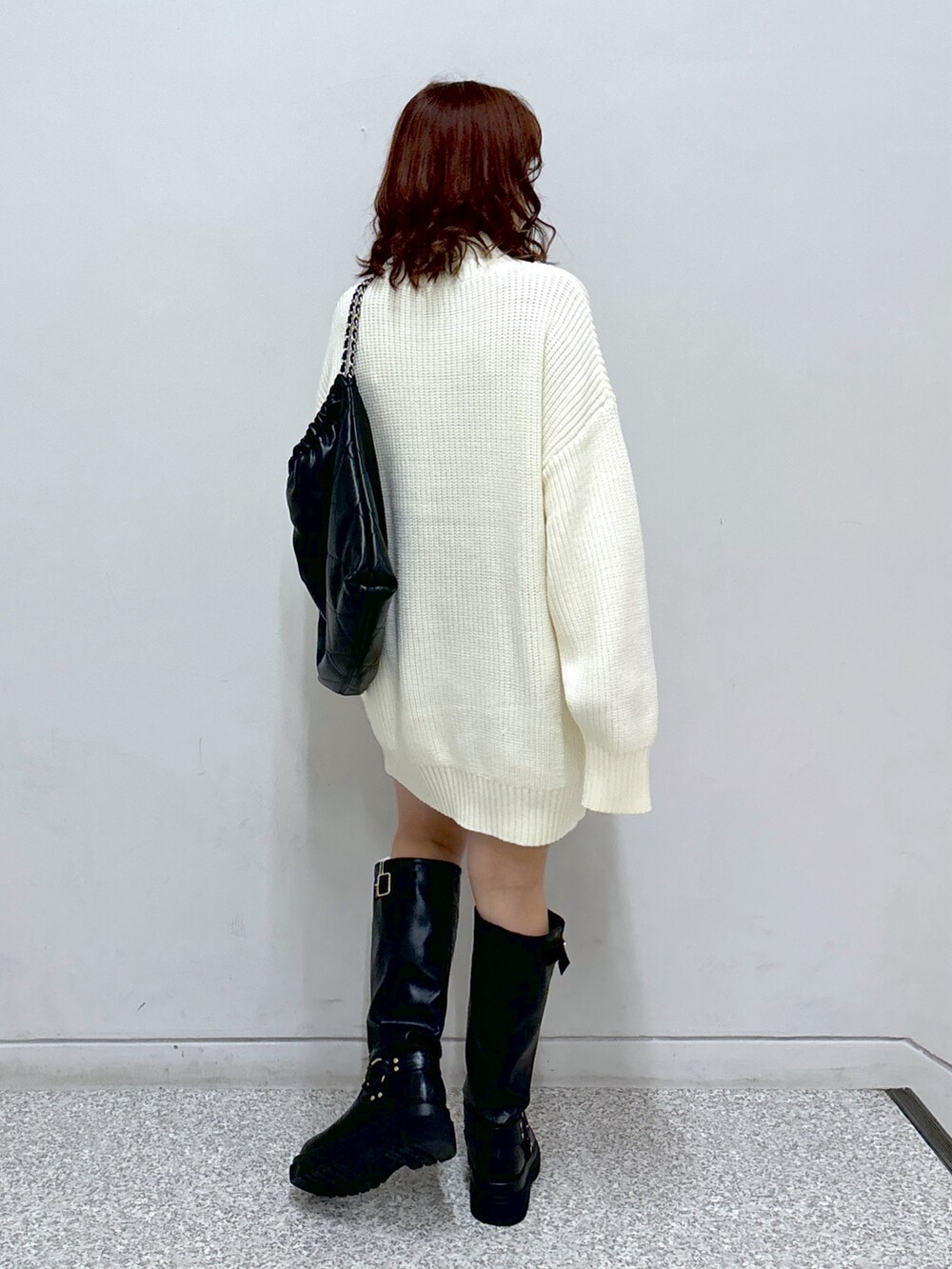 ホワイト系のワンピース、グレー系のスカート、ブラック系のトートバッグを着用したレディースの秋コーディネートの5枚目の写真