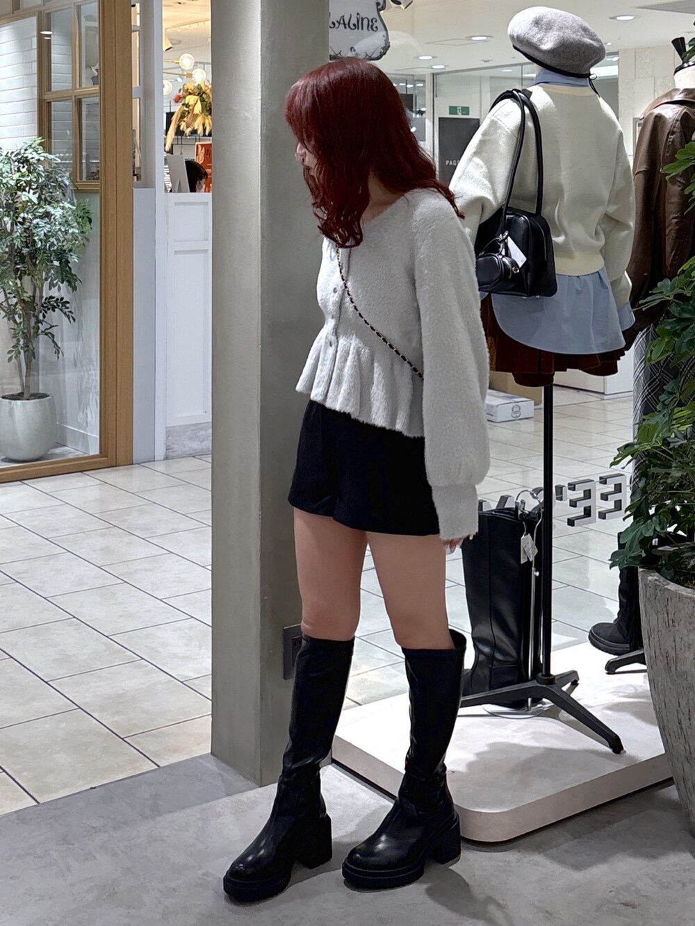 ブラック系のその他パンツ、ブラック系のブーツ、グレー系のニット/セーターを着用したレディースの秋コーディネートの5枚目の写真