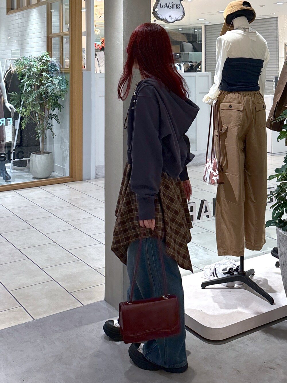 ブラウン系のワンピース、ブラック系のパーカー、ホワイト系のキャミソールを着用したレディースの秋コーディネートの6枚目の写真