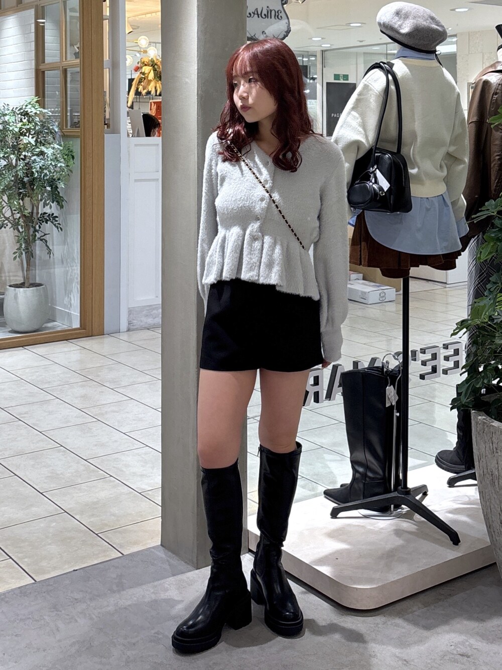 ブラック系のその他パンツ、ブラック系のブーツ、グレー系のニット/セーターを着用したレディースの秋コーディネートの2枚目の写真