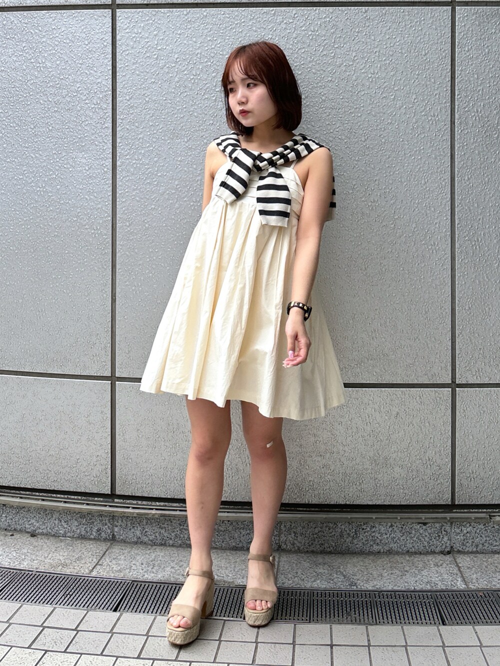 ホワイト系のワンピース、グレー系のカーディガン/ボレロ、グレー系のサンダルを着用したレディースの春コーディネートの2枚目の写真