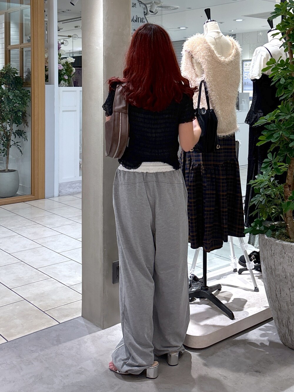 ブラック系のシャツ/ブラウス、ブラウン系のハンドバッグ、ホワイト系のキャミソールを着用したレディースの秋コーディネートの10枚目の写真