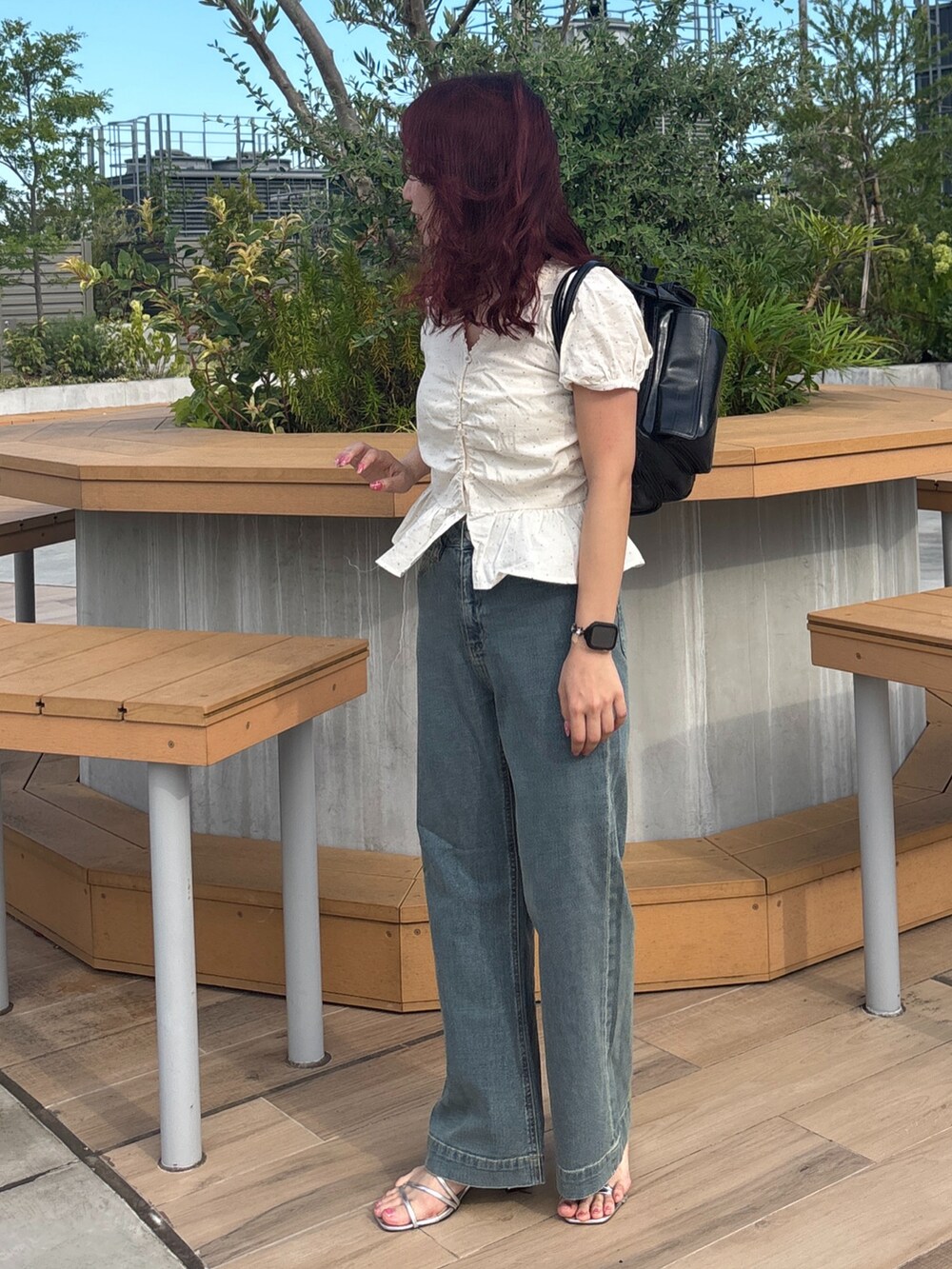 ホワイト系のシャツ/ブラウス、ブルー系のデニムパンツ、ブラック系のショルダーバッグを着用したレディースの夏コーディネートの2枚目の写真