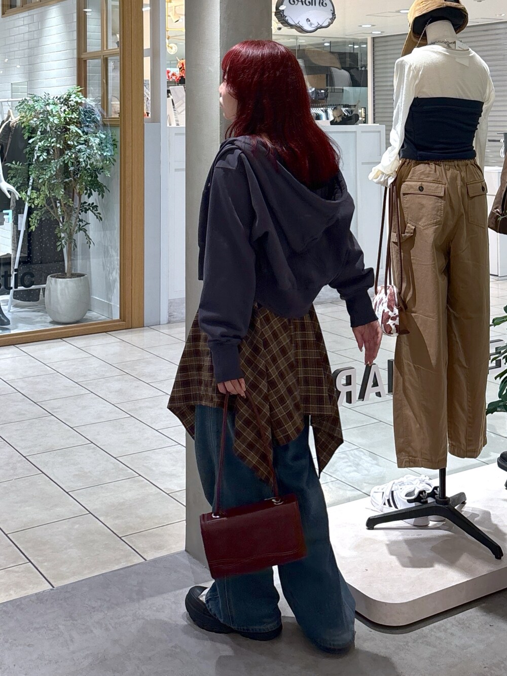 ブラウン系のワンピース、ブラック系のパーカー、ホワイト系のキャミソールを着用したレディースの秋コーディネートの7枚目の写真