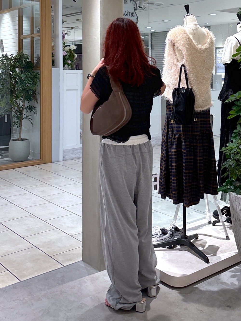 ブラック系のシャツ/ブラウス、ブラウン系のハンドバッグ、ホワイト系のキャミソールを着用したレディースの秋コーディネートの8枚目の写真