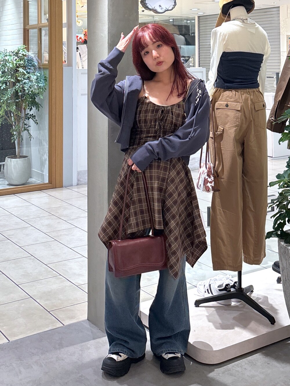 ブラウン系のワンピース、ブラック系のパーカー、ホワイト系のキャミソールを着用したレディースの秋コーディネートの3枚目の写真