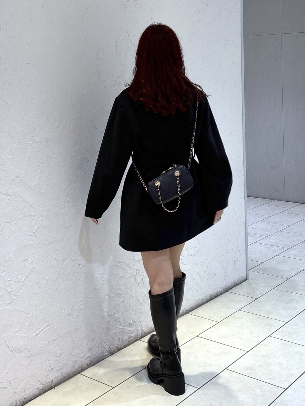 ブラック系のステンカラーコート、ブラック系のその他パンツ、ブラック系のショルダーバッグを着用したレディースの秋コーディネートの7枚目の写真