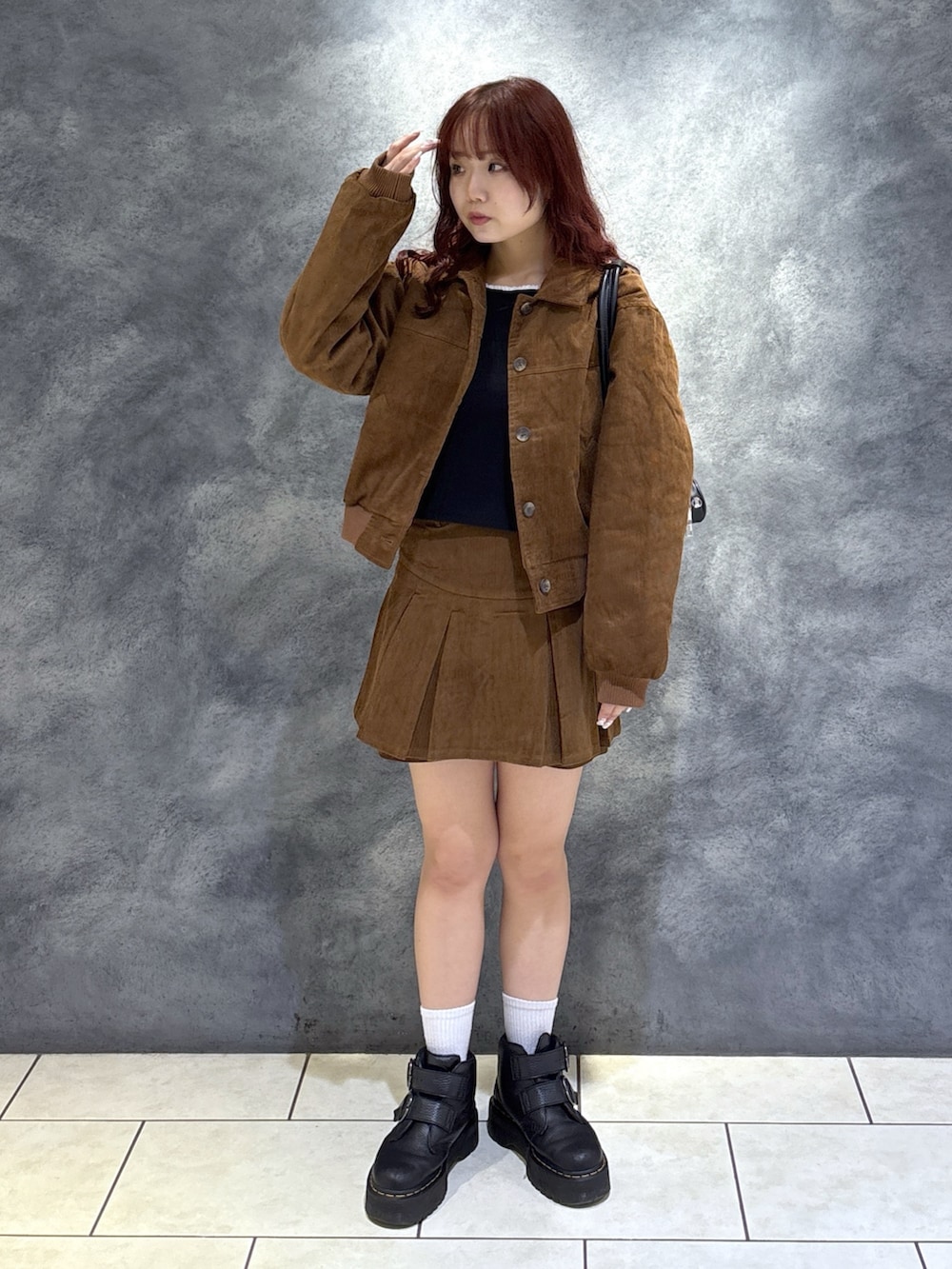 ブラウン系のその他パンツ、ブラウン系のブルゾン、ブラック系のトートバッグを着用したレディースの秋コーディネートの2枚目の写真