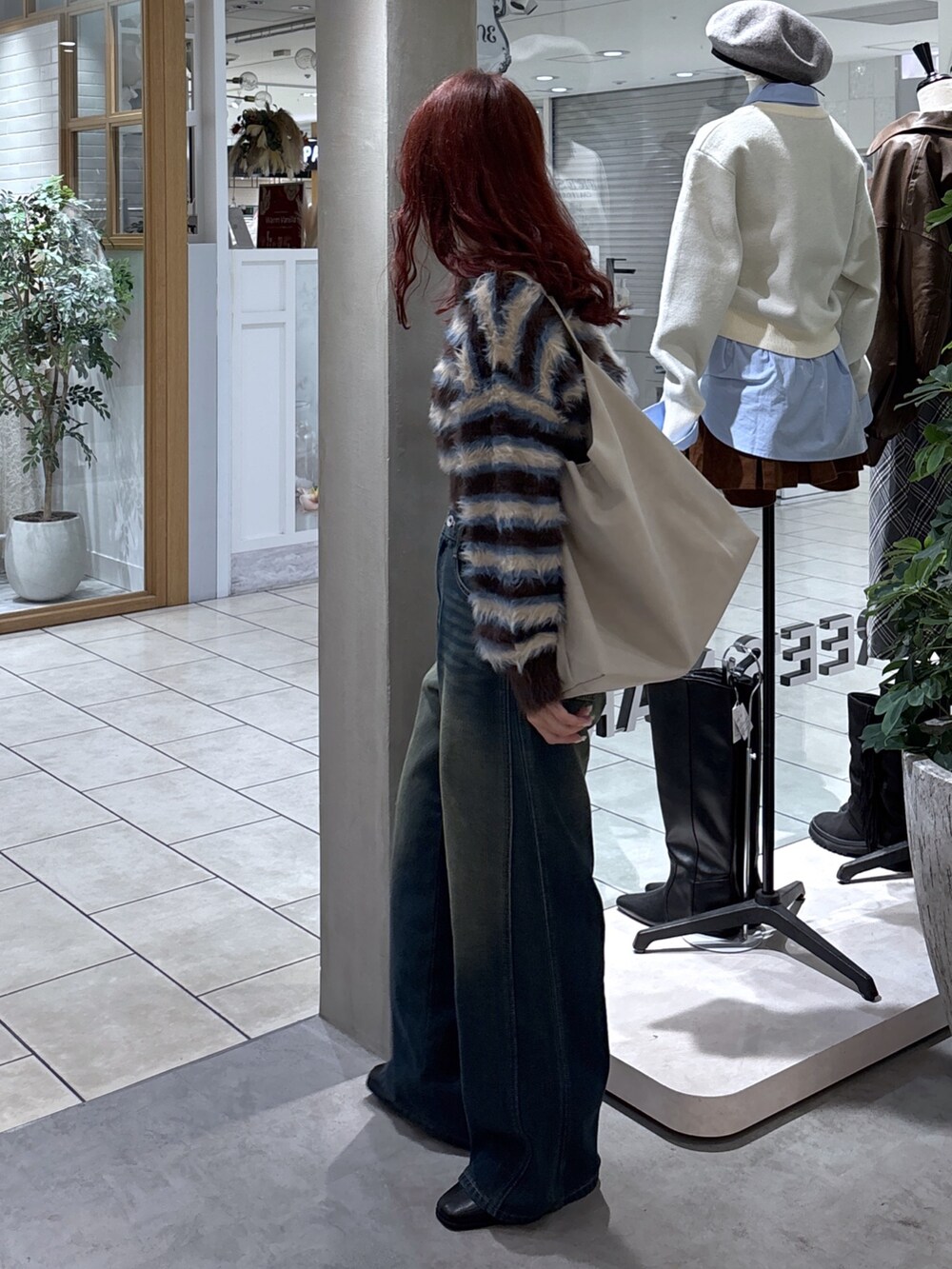 ブラウン系のニット/セーター、ブルー系のデニムパンツ、グレー系のショルダーバッグを着用したレディースの秋コーディネートの7枚目の写真