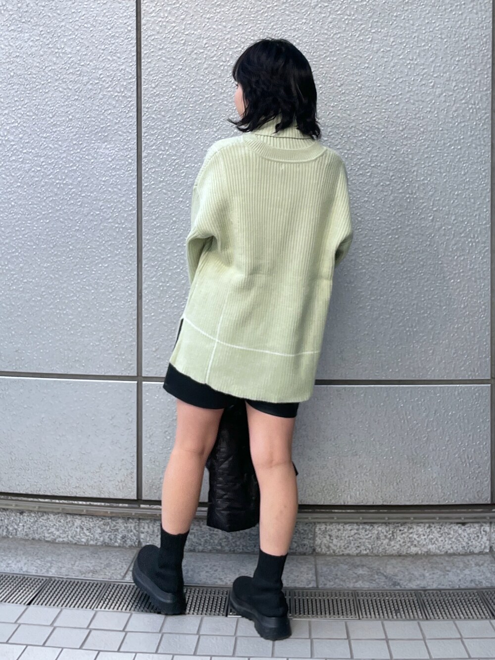 ブラック系のトートバッグ、ブラック系のその他パンツ、グリーン系のニット/セーターを着用したレディースの冬コーディネートの3枚目の写真