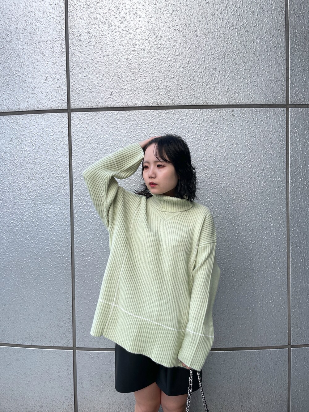 ブラック系のトートバッグ、ブラック系のその他パンツ、グリーン系のニット/セーターを着用したレディースの冬コーディネートの4枚目の写真