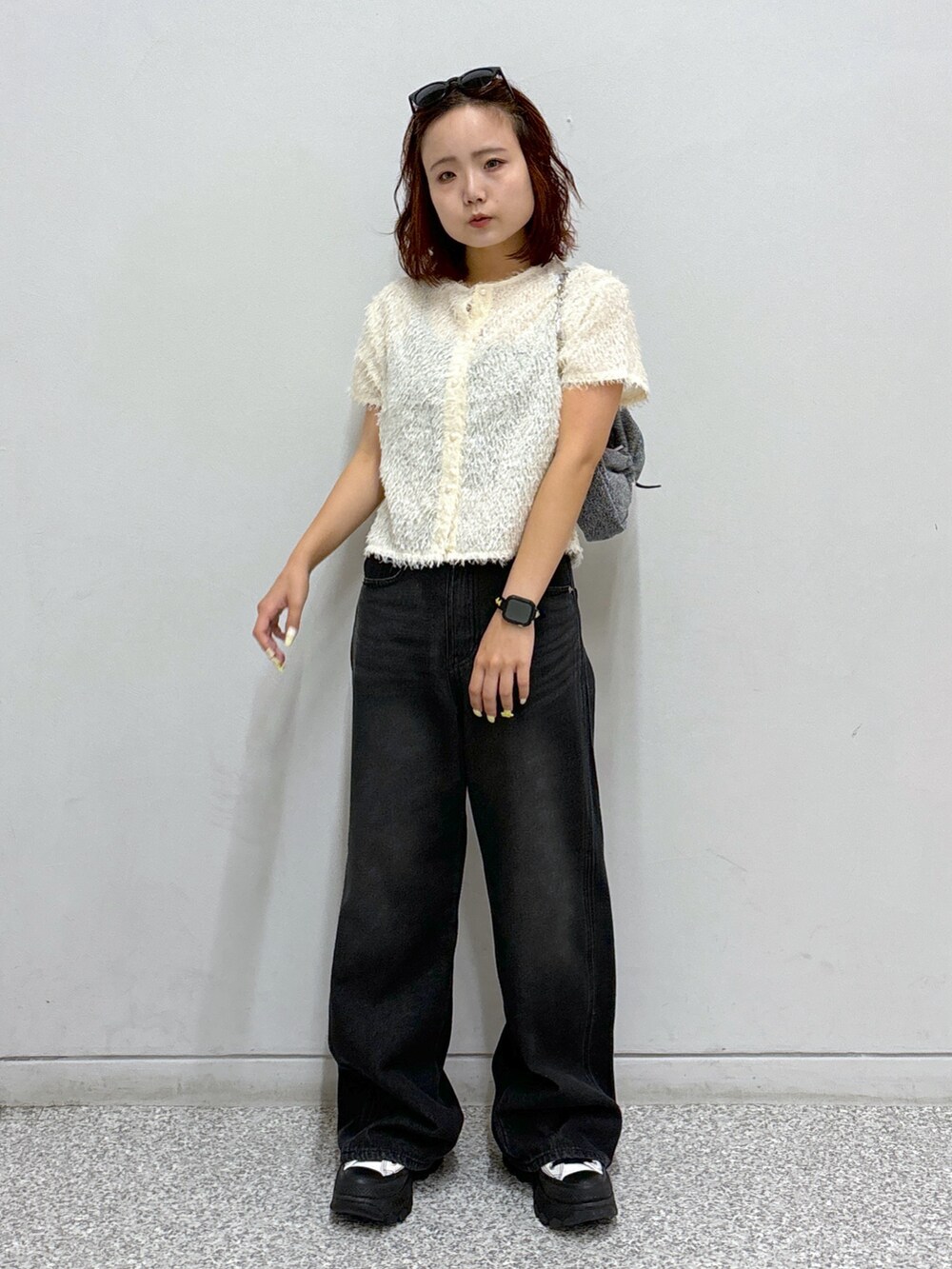 ホワイト系のシャツ/ブラウス、ブラック系のデニムパンツ、シルバー系のハンドバッグを着用したレディースの夏コーディネートの2枚目の写真