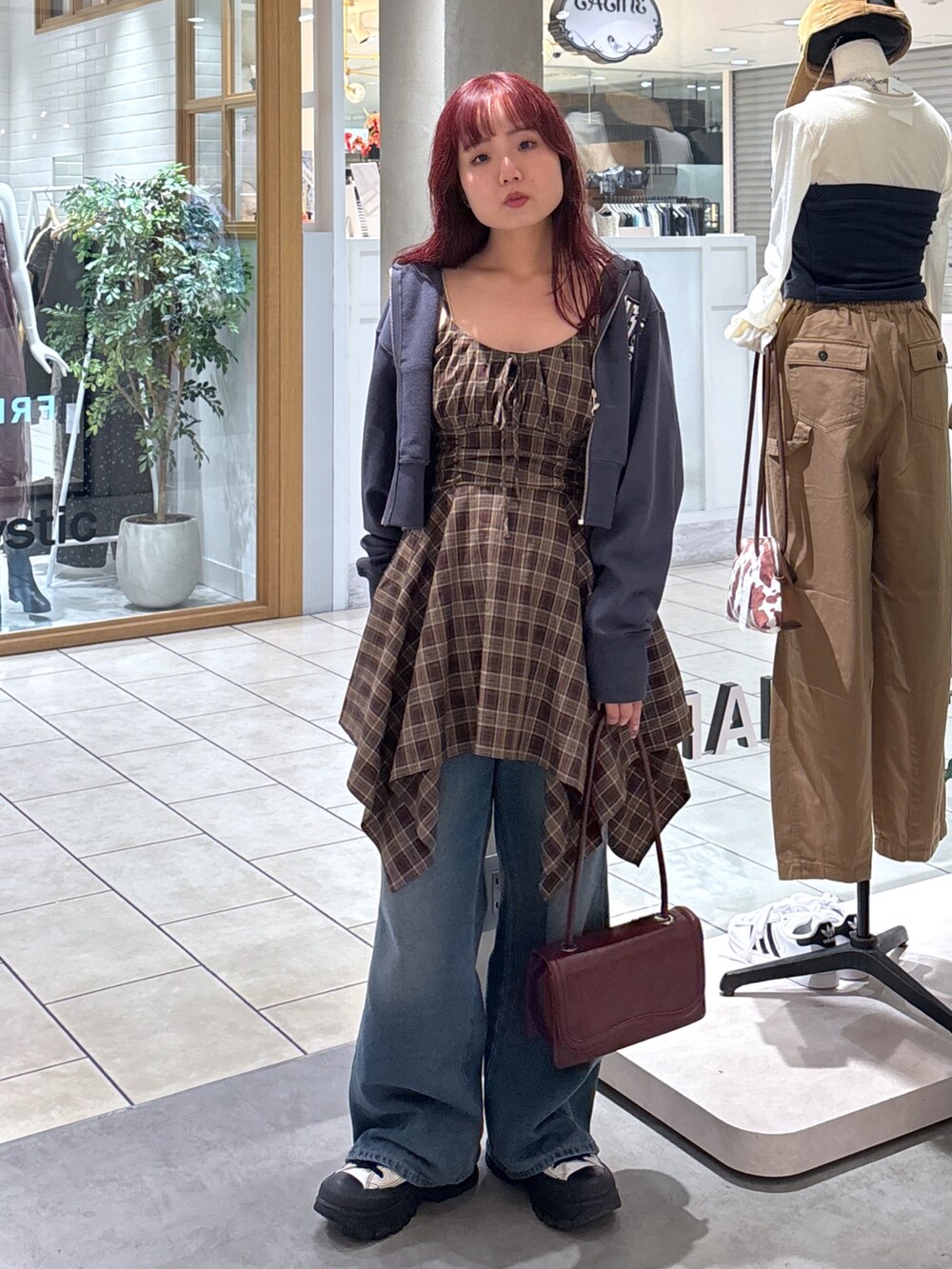 ブラウン系のワンピース、ブラック系のパーカー、ホワイト系のキャミソールを着用したレディースの秋コーディネートの2枚目の写真