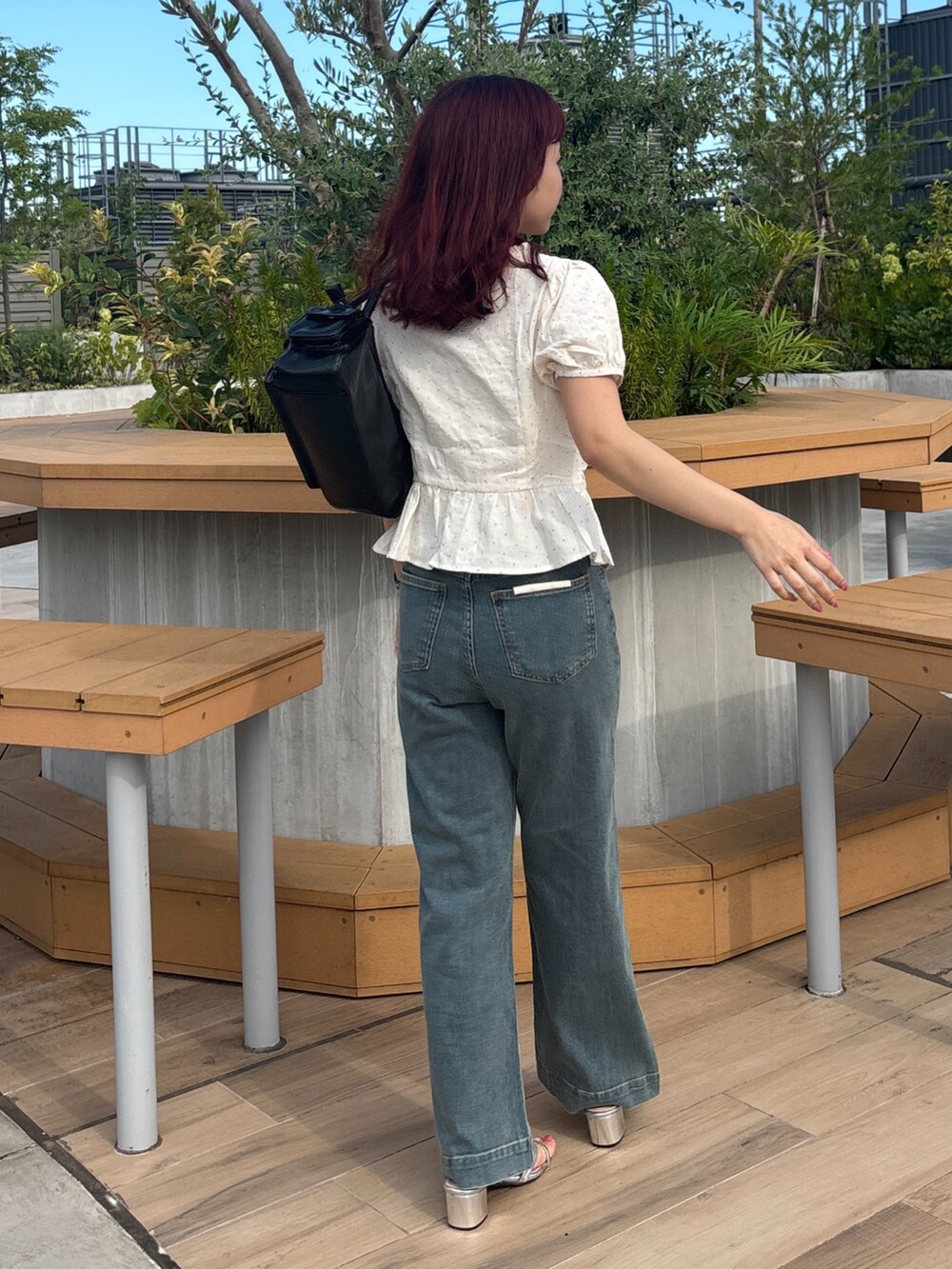 ホワイト系のシャツ/ブラウス、ブルー系のデニムパンツ、ブラック系のショルダーバッグを着用したレディースの夏コーディネートの4枚目の写真